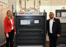 Heidi Roffey und Peter Milotka der Firma HSM präsentieren die neueste Maschine des Unternehmens, die HSM V-Press 825